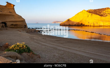 Aguilas, parco marino protetto dei quattro baie, sul mare mediterraneo di Murcia, una destinazione turistica in Spagna: Cala Cerrada. Playa la Carolina. Foto Stock