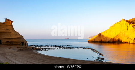 Aguilas, parco marino protetto dei quattro baie, sul mare mediterraneo di Murcia, una destinazione turistica in Spagna: Cala Cerrada. Playa la Carolina. Foto Stock