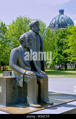 Statue in bronzo di Karl Marx e Friedrich Engels, Marx-Engels-Forum, parco pubblico, Berlin, Berlin, Germania, Europa Foto Stock