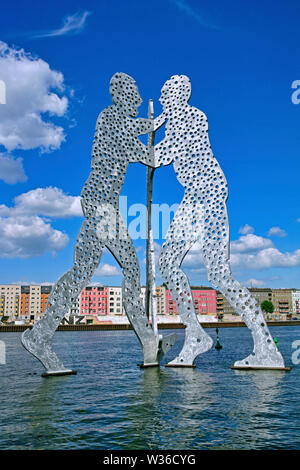 La molecola uomo, opera monumentale in la Sprea, creata dalla scultore americano Jonathan Borofsky, 1999, Berlino, Germania, Europa Foto Stock