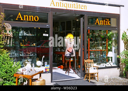 Negozio di antiquariato nel quartiere storico, il quartiere Nikolai, Berlino, Germania, Europa Foto Stock