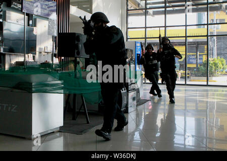 Mandaluyong City, Filippine. 13 Luglio, 2019. Membri della nazionale filippina della polizia armi speciali e operazioni tattiche (PNP-SWAT) partecipare ad un anti-terrorismo praticare all'interno di un centro commerciale di Mandaluyong City, Filippine, 13 luglio 2019. Il Philippine National Police (PNP) e varie unità di soccorso condotta il trapano per dimostrare le proprie capacità nel rispondere alle minacce del terrorismo. Credito: Rouelle Umali/Xinhua/Alamy Live News Foto Stock