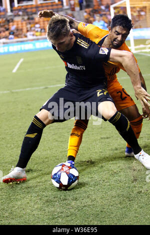 Houston, Stati Uniti d'America. 12 Luglio, 2019. La dinamo A.J.DeLaGarza (R) il sistema VIES Los Angeles Football Club di Tristan Blackmon durante il 2019 Major League Soccer (MLS) match tra Houston Dynamo e Los Angeles Football Club di Houston il 12 luglio 2019. Los Angeles FC ha vinto 3-1. Credito: Steven Song/Xinhua/Alamy Live News Foto Stock