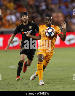 Houston, Stati Uniti d'America. 12 Luglio, 2019. La dinamo Boniek Garcia (R) il sistema VIES con Los Angeles Football Club di Lee Nugyen durante il 2019 Major League Soccer (MLS) match tra Houston Dynamo e Los Angeles Football Club di Houston il 12 luglio 2019. Los Angeles FC ha vinto 3-1. Credito: Steven Song/Xinhua/Alamy Live News Foto Stock