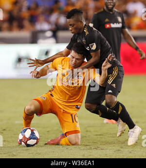 Houston, Stati Uniti d'America. 12 Luglio, 2019. Los Angeles Football Club's latif benedizione (R) vies della dinamo Tomas Martnes durante il 2019 Major League Soccer (MLS) match tra Houston Dynamo e Los Angeles Football Club di Houston il 12 luglio 2019. Los Angeles FC ha vinto 3-1. Credito: Steven Song/Xinhua/Alamy Live News Foto Stock