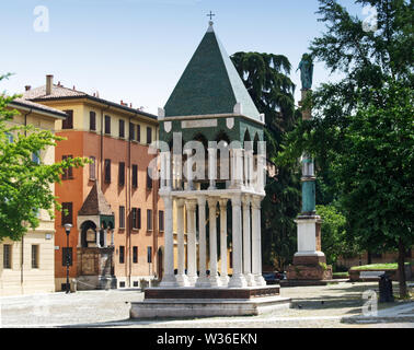 Arca medievale di Glossatory (Tombe dei Glossatori), grandi maestri della legge. Foto Stock