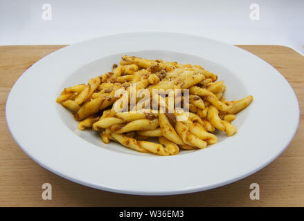 Cuocere i Fusilli al ferretto, tradizionale pasta italiana Foto Stock