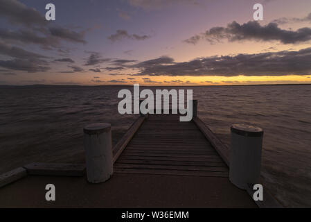 Alba sul lago Cootharaba dal punto Boreen Jetty Foto Stock