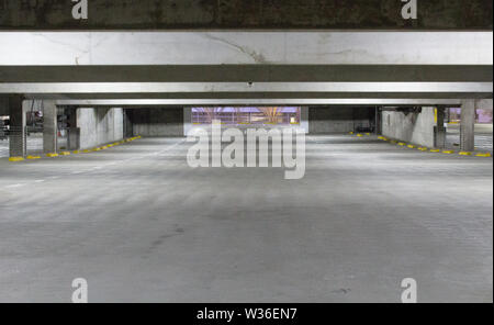 Una visione a lungo termine di un vuoto parcheggio garage in calcestruzzo Foto Stock