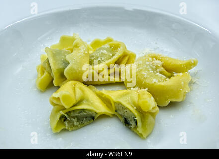 Ravioli con ricotta e spinaci sul piatto bianco Foto Stock