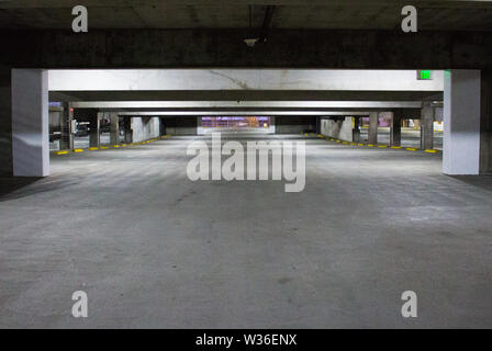 Una visione a lungo termine di un vuoto parcheggio garage in calcestruzzo Foto Stock