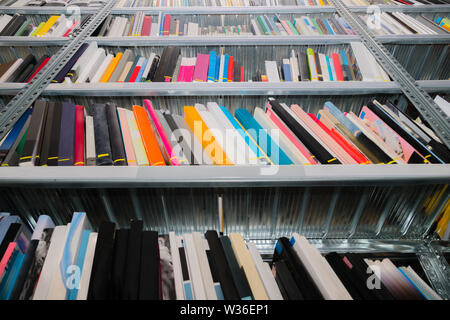 Ampia selezione di libri in biblioteca pubblica. Ricerca, cercando informazioni, la preparazione per gli esami di concetto Foto Stock