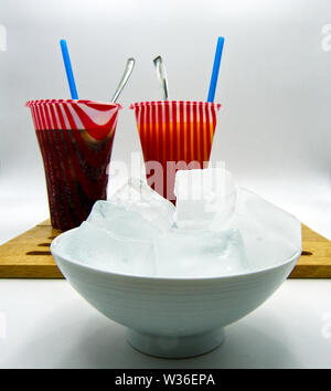 Estate colorate bevande surgelati, cubetti di ghiaccio in un vaso, sfondo bianco Foto Stock