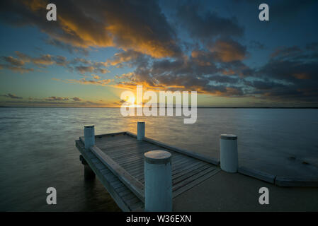 Alba sul lago Cootharaba dal punto Boreen Jetty Foto Stock