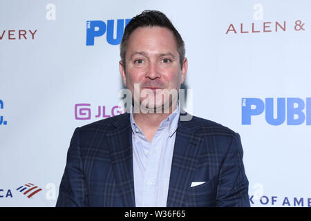 Serata di Apertura per molto rumore per nulla al Delacorte Theatre - Arrivi. Dotato di: Thomas Lennon dove: New York New York, Stati Uniti quando: 12 giu 2019 Credit: Giuseppe Marzullo/WENN.com Foto Stock