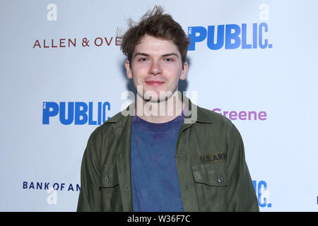 Serata di Apertura per molto rumore per nulla al Delacorte Theatre - Arrivi. Dotato di: Colton Ryan dove: New York New York, Stati Uniti quando: 12 giu 2019 Credit: Giuseppe Marzullo/WENN.com Foto Stock