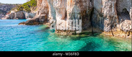 L'isola di Zante, Grecia. Una perla del Mediterraneo con le spiagge e coste adatte per indimenticabili vacanze mare. Le grotte di Keri. Foto Stock
