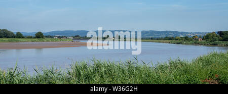 Vista del fiume Severn da Framilode verso Epney, Gloucestershire, Regno Unito Foto Stock