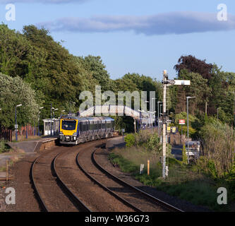 Nuovo di zecca ferroviaria settentrionale 195 classe treno a Arnside sul primo giorno per la nuova classe di CAF 195's nel servizio passeggeri con una carriola per Manchester Airport train Foto Stock
