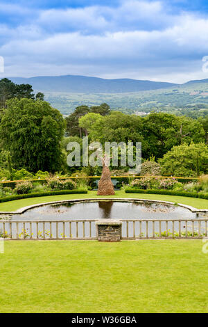 Un 18ft willow donna ("Disassociare l' ala da Trevor Leat) è una celebrazione di il suffragio femminile sulla terrazza del Giglio in Bodnant Gardens, Conwy, Wales, Regno Unito Foto Stock