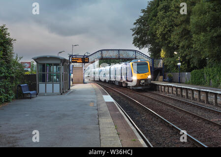 La prima classe di CAF 195 azionato il treno per la parte settentrionale di rampa, 195117 a Arnside con il 0453 Barrow In Furness all'Aeroporto di Manchester il 1° luglio 2019 Foto Stock