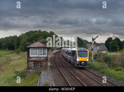 Arriva Nord classe rampa 195 passando il segnale meccanico scatola a Arnside nel primo giorno di servizio passeggeri per la nuova rampa settentrionale classe 195s Foto Stock