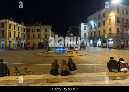 Centro storico di Gallarate e Piazza della Libertà, la piazza principale della città di notte Italia Foto Stock