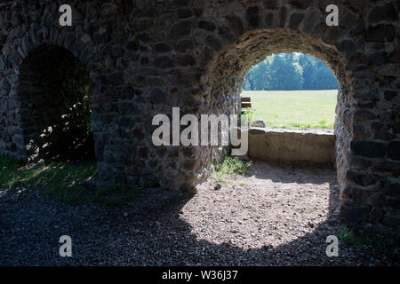 Stolpe, Germania. Il 26 giugno, 2019. I resti del monastero Stolpe rovina stand nel villaggio con lo stesso nome del Peene a. Il più antico monastero in Pomerania, che è stato anche il punto di partenza per la cristianizzazione di questa regione, è stato costruito nel 1153. Il più antico edificio di pietra in Pomerania fu distrutta in trenta anni di guerra. Credito: Stefan Sauer/dpa-Zentralbild/dpa/Alamy Live News Foto Stock