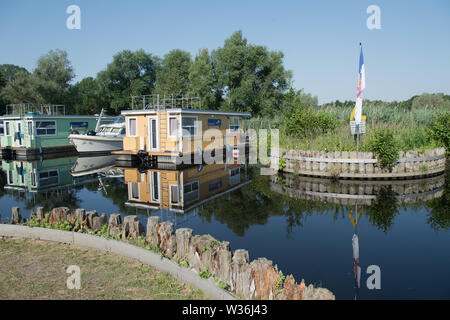 Stolpe, Germania. Il 26 giugno, 2019. Le barche sono ormeggiate nel porto di Stolpe vicino a Anklam. Peene, noto anche come "l'Amazzonia del nord", è uno degli ultimi fiumi incontaminate in Germania. Esso si estende per oltre 85 km dal Lago Kummerow ad est di Anklam dove confluisce con il fiume Peene a. Credito: Stefan Sauer/dpa-Zentralbild/dpa/Alamy Live News Foto Stock