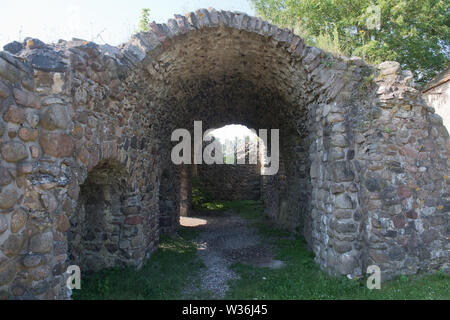 Stolpe, Germania. Il 26 giugno, 2019. I resti del monastero Stolpe rovina stand nel villaggio con lo stesso nome del Peene a. Il più antico monastero in Pomerania, che è stato anche il punto di partenza per la cristianizzazione di questa regione, è stato costruito nel 1153. Il più antico edificio di pietra in Pomerania fu distrutta in trenta anni di guerra. Credito: Stefan Sauer/dpa-Zentralbild/dpa/Alamy Live News Foto Stock