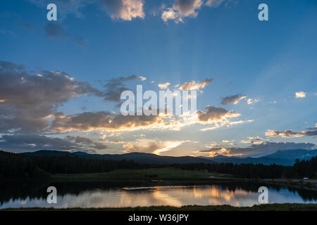 Tramonto su un piccolo lago nel Colorado Montagne Rocciose, noto come Los Lagos serbatoio numero tre. Nei pressi di Kelly Dahl il campeggio e la città di Nederland, CO. Foto Stock