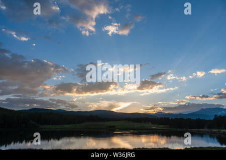 Tramonto su un piccolo lago nel Colorado Montagne Rocciose, noto come Los Lagos serbatoio numero tre. Nei pressi di Kelly Dahl il campeggio e la città di Nederland, CO. Foto Stock