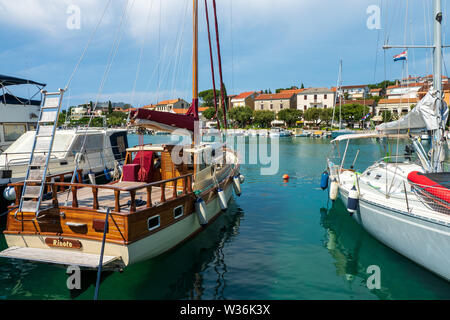 Barche ormeggiate al molo presso la piccola marina a Malinska sull'isola di Krk in Croazia Foto Stock