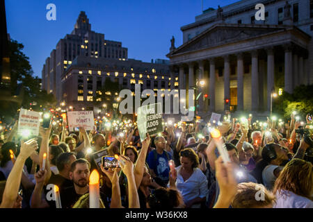 New York, Stati Uniti d'America. 12 Luglio, 2019. Migliaia di avvocati, attivisti e membri della comunità inondato le strade a Foley Square, di fronte all'immigrazione e dogane esecuzione (ghiaccio) New York Field Office per entrare a far parte del nuovo Santuario Coalizione e il New York coalizione di immigrazione al semaforo per la veglia di Liberty, considerato uno dei più grandi azioni di solidarietà nella storia con oltre 750 Veglie 5 continenti. Una luce era accesa per tutti coloro che sono detenuti negli Stati Uniti i campi di detenzione e di portare alla luce le tenebre dell'amministrazione Trump's terribile politiche. Credito: ZUMA Press, Inc./Alamy Live News Foto Stock