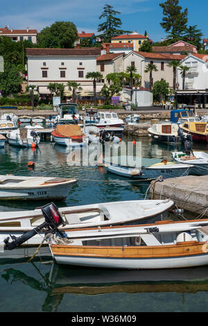 Barche ormeggiate al molo presso la piccola marina a Malinska sull'isola di Krk in Croazia Foto Stock