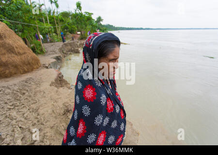 Bangladesh - Giugno 27, 2015: vecchia donna vittime di massiccia erosione fluviale, l'acqua del Kirtonkhola scorreva 5cm al di sopra del livello di pericolo di 2,55 me Foto Stock