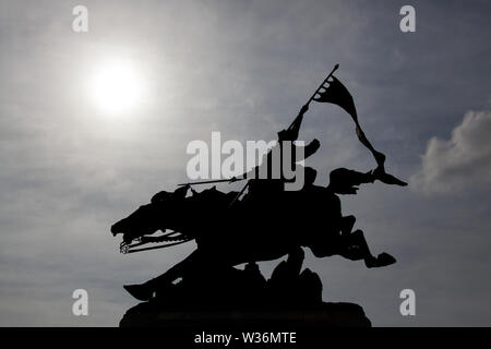 Chinon, Francia. Il pittoresco stagliano vista della statua equestre in bronzo di Giovanna d'arco. Foto Stock