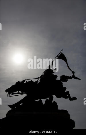 Chinon, Francia. Il pittoresco stagliano vista della statua equestre in bronzo di Giovanna d'arco. Foto Stock