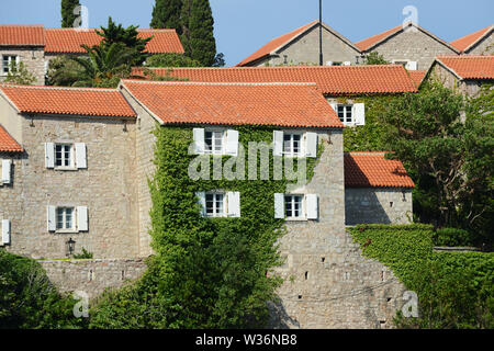 Belle vecchie costruzioni sulla Sveti Stefan penisola in Montenegro. Foto Stock