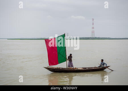 Bangladesh - Giugno 27, 2015: una camicia a vela, l'acqua del Kirtonkhola scorreva 5cm al di sopra del livello di pericolo di 2,55 metri a Rasulpur, Barisal D Foto Stock