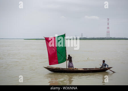 Bangladesh - Giugno 27, 2015: una camicia a vela, l'acqua del Kirtonkhola scorreva 5cm al di sopra del livello di pericolo di 2,55 metri a Rasulpur, Barisal D Foto Stock