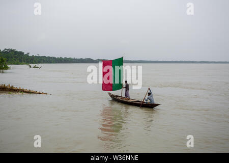 Bangladesh - Giugno 27, 2015: una camicia a vela, l'acqua del Kirtonkhola scorreva 5cm al di sopra del livello di pericolo di 2,55 metri a Rasulpur, Barisal D Foto Stock