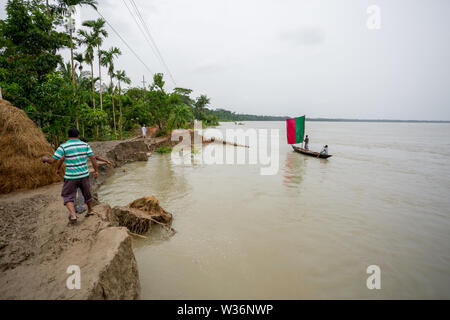 Bangladesh - Giugno 27, 2015: una camicia a vela, l'acqua del Kirtonkhola scorreva 5cm al di sopra del livello di pericolo di 2,55 metri a Rasulpur, Barisal D Foto Stock