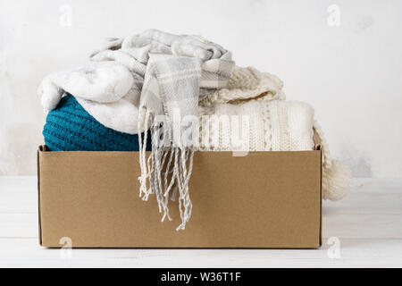 Donazioni di vestiti in scatola di cartone per volontari Foto stock - Alamy