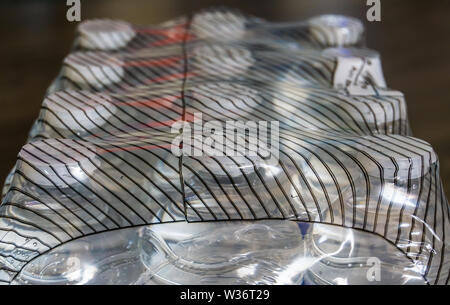 Grande confezione in plastica di bottiglie di acqua minerale, confezione trasparente, industria del supermercato Foto Stock