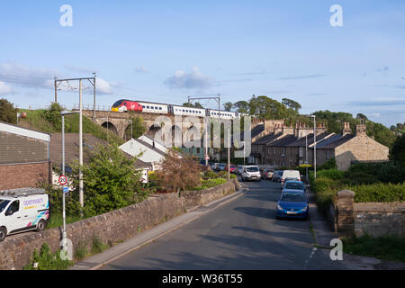 Virgin Trains classe 390 pendolono treno attraversando Galgate viadotto sulla west coast mainline vicino a Lancaster Foto Stock