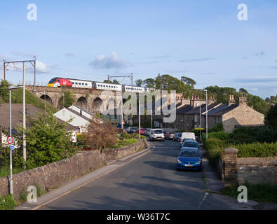 Virgin Trains classe 390 pendolono treno attraversando Galgate viadotto sulla west coast mainline vicino a Lancaster Foto Stock