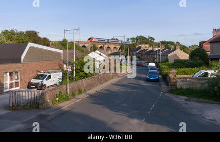 Virgin Trains classe 390 pendolono treno attraversando Galgate viadotto sulla costa ovest mailine vicino a Lancaster Foto Stock