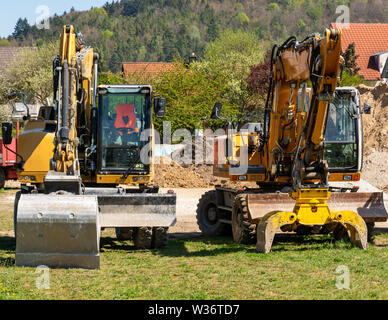 Sito in costruzione con gli escavatori giallo Foto Stock