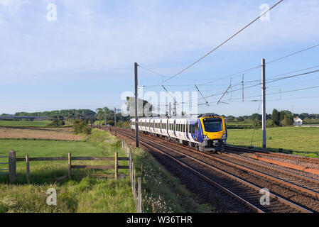 Nuovo Arriva ferroviaria settentrionale classe CAF 331 treno elettrico sulla costa ovest mainline con un autista di formazione gestita Foto Stock